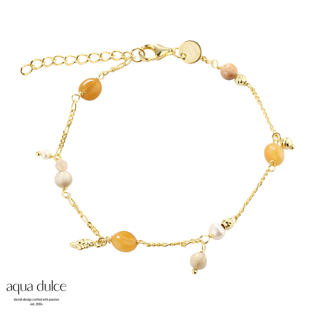 Aqua Dulce - Golden Bracelet i forgyldt sølv med hvide perler og sten i gyldne toner