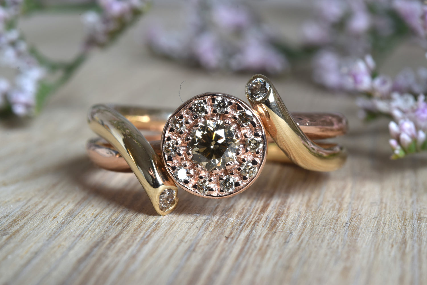 Håndlavet rossetring med en blanding af rosaguld, rødguld og smukke champagnefarvede diamanter.