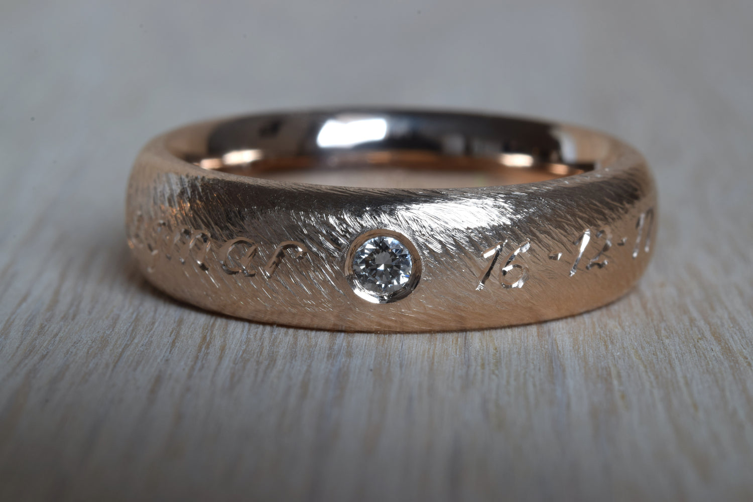 Massiv afrundet ring med en rustik overflade. Ringen er graveret i hånden af en af danmarks dygtigeste gravører.