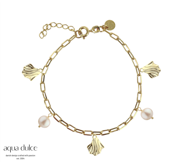 Aqua Dulce - Hulda Bracelet (armbånd) med perler og bølgende vedhæng i forgyldt sølv