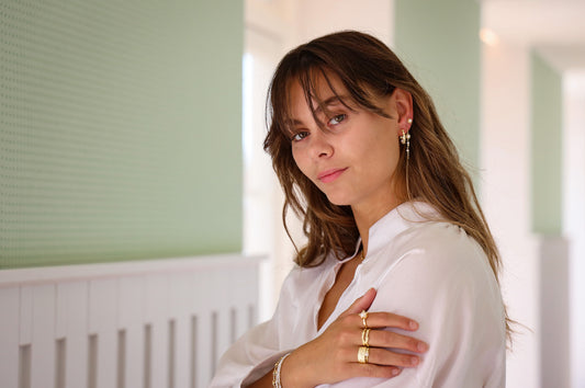 Aqua Dulce - Pearly Wave Pearl hoop med hvid ferskvandsperle og rufflet overflade i forgyldt sølv