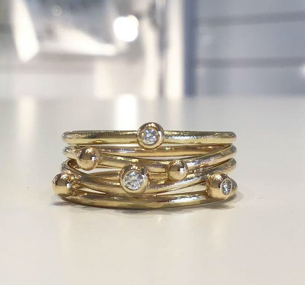 Smuk rustik trådring med guldkugler og med og uden diamanter.