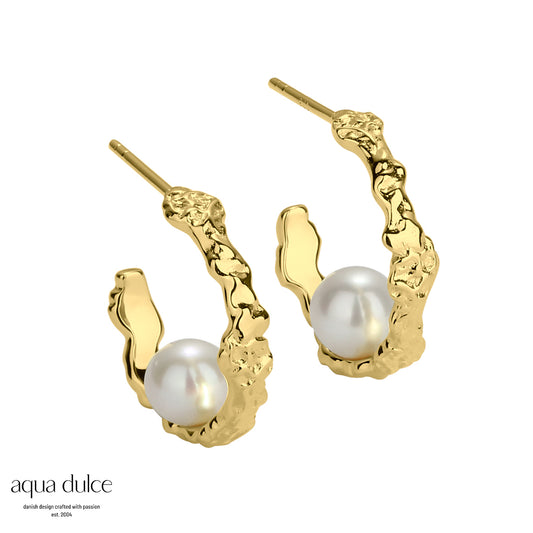 Aqua Dulce - Pearly Wave Pearl hoop med hvid ferskvandsperle og rufflet overflade i forgyldt sølv