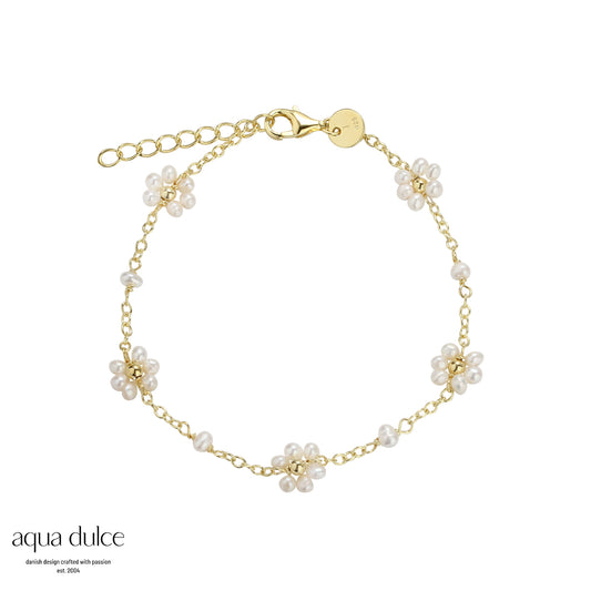 Aqua Dulce - Daisy Pearl armbånd med hvide ferskvandsperler og forgyldt sølv
