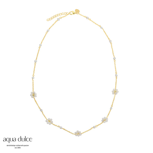 Aqua Dulce - Daisy pearl halskæde med hvide ferskvandsperler og forgyldt sølv
