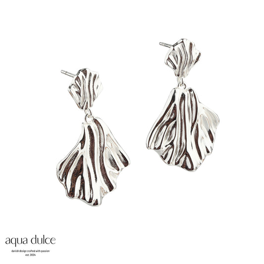 Aqua Dulce - Hulda ørestikker med bølgende vedhæng i sølv