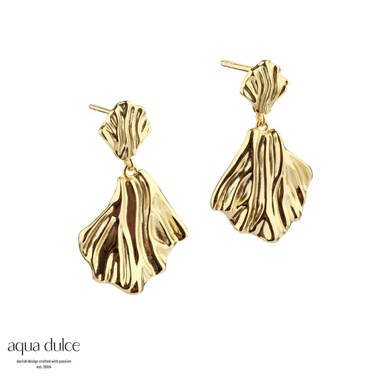 Aqua Dulce - Hulda ørestikker med bølgende vedhæng i forgyldt sølv