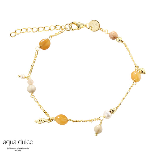 Aqua Dulce - Golden Bracelet i forgyldt sølv med hvide perler og sten i gyldne toner