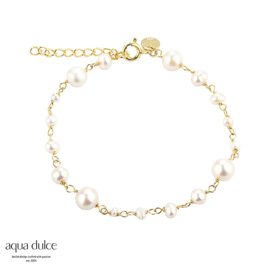 Aqua Dulce - Ghita armbånd med hvide perler i forgyldt sølv