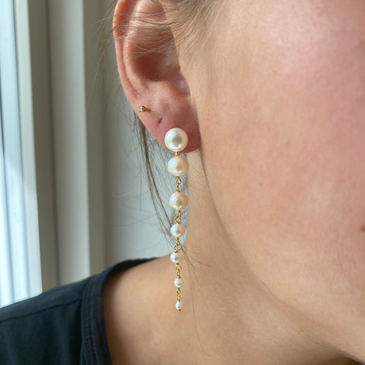 Aqua Dulce - Ghita Long perleøreringe i forgyldt sølv