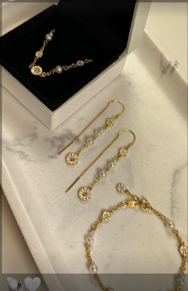 Lund of Copenhagen - Margueritarmbånd med hvide ferskvandsperler i 18kt forgyldt sølv