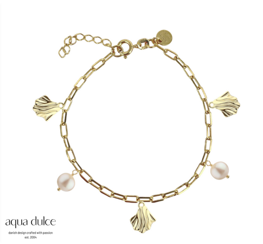 Aqua Dulce - Hulda Bracelet (armbånd) med perler og bølgende vedhæng i forgyldt sølv