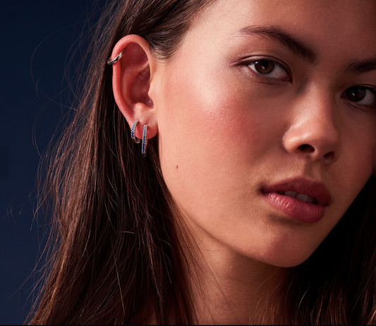 Sif Jakobs - Ellera Grande Hoops med mørkeblå til lyseblå cz. i sølv