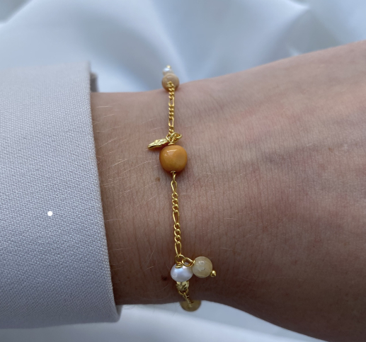 Aqua Dulce - Golden Bracelet i forgyldt sølv med hvide perler og sten i gyldne toner