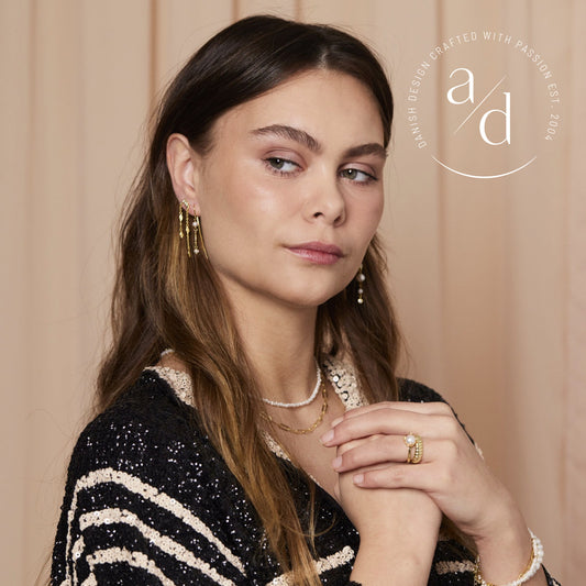 Aqua Dulce - Pretty Pearl Tread ørestråde med perler og rufflet overflade i forgyldt sølv