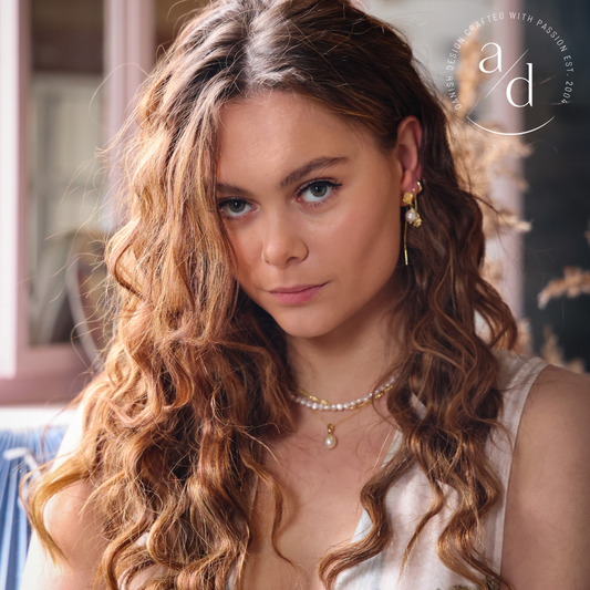 Aqua Dulce - Hulda øretråde med bølget vedhæng i forgyldt sølv