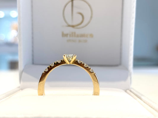 Håndlavet ring - 14kt guld med i alt 0,56ct