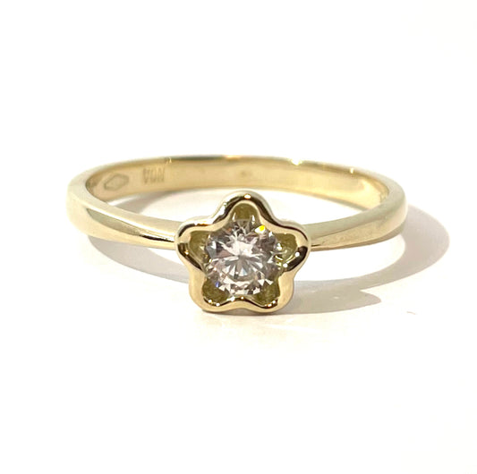 Ring med blomst i 8kt guld