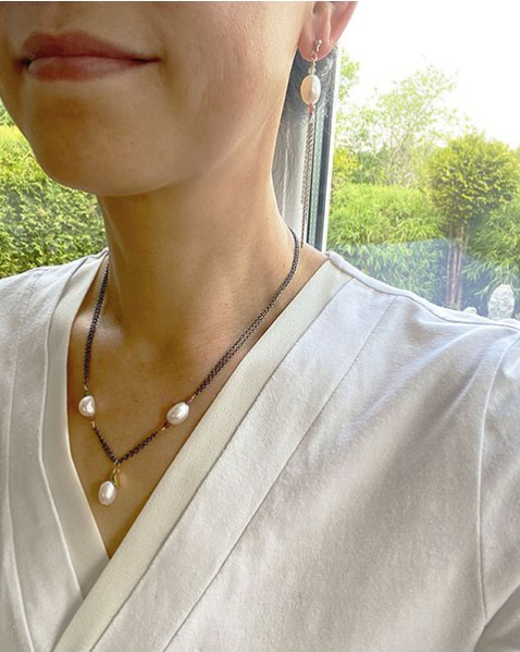 SAN - Øreringe med kæder, indiske agat sten og fwp. perler i 18kt forgyldt sølv