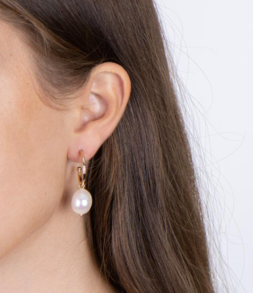 Nordahl Jewellery - Hoops med perlevedhæng, hvide fwp. og 18kt forgyldt sølv